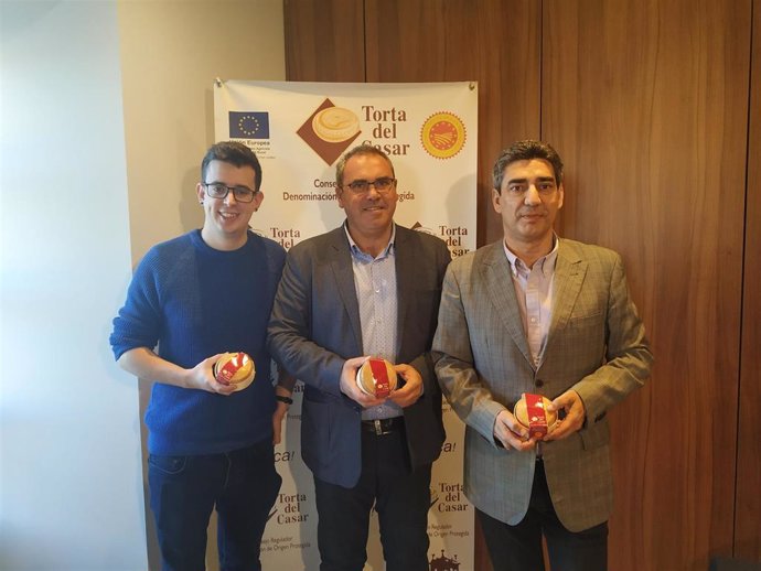 Miguel Ángel Diaz, Ángel Pacheco y Javier Muñoz en la presentación de los datos económicos de la  DOP Torta del Casar