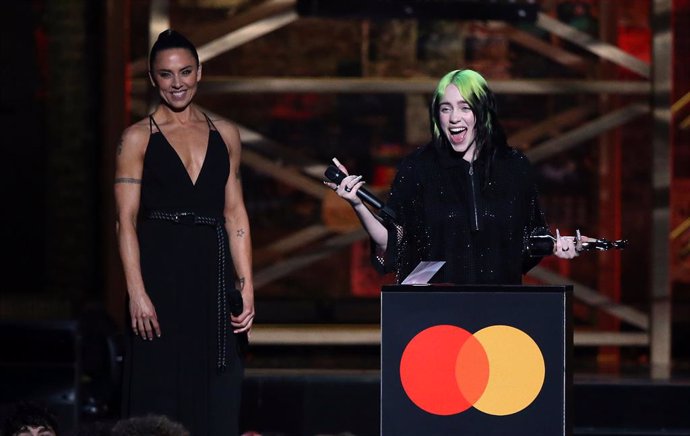 18 February 2020, England, London: American singer Billie Eilish (R) recats after receiving "International Female Solo Artist" award during the Brit Awards 2020 at the O2 Arena. Photo: Isabel Infantes/PA Wire/dpa
