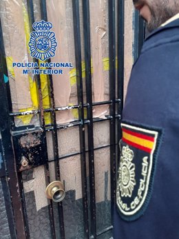 Imagen de la Policía Nacional, ante la puerta de la vivienda asaltada