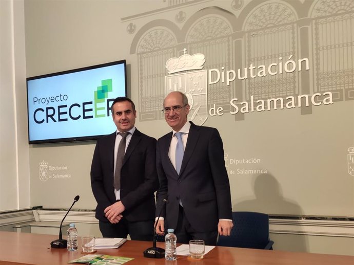 El presidente de la Diputación de Salamanca, Javier Iglesias (derecha), junto al diputado Antonio Agustín Labrador, en la presentación del proyecto 'Creceer'.