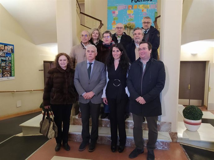 El Presidente Del Colegio De Médicos De Segovia, Enrique Guilabert, Junto A La Directora Del Centro De Servicios Sociales La Fuencisla, Carmen Galán Y Demás Miembros De La Directiva Del Colegio.