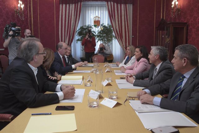 La presidenta del Gobierno de La Rioja, Concha Andreu (3d), y el presidente del Gobierno de Aragón, Javier Lambán (3i), durante una reunión bilateral entre ambos Ejecutivos ren Logroño