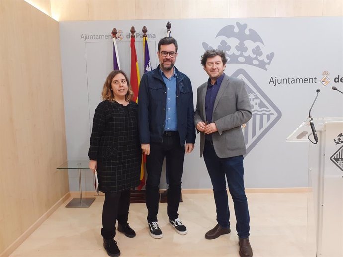 Antoni Noguera, Alberto Jarabo y Catalina Trobat, en el Ayuntamiento de Palma.