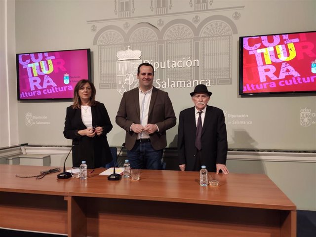 Isabel Bernardo, David Mingo y Luis Frayle Delgado, de izquierda a derecha, en la presentación de la revista 'Los papeles del martes'.