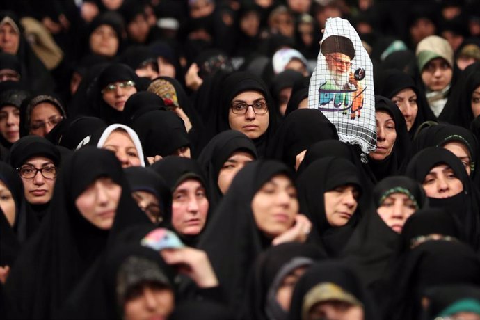 Mujeres en Irán con un retrato del ayatolá Alí Jamenei