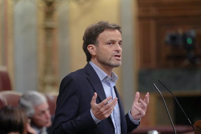 El portavoz parlamentario de En Comú Podem, Jaume Asens, interviene desde la tribuna