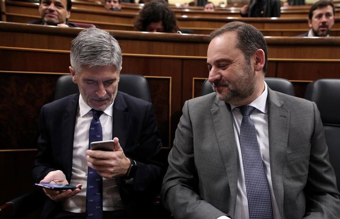 El ministro de Transportes, Movilidad y Agenda Urbana, José Luis Ábalos (dech) y el ministro del Interior, Fernando Grande-Marlaska (izq), durante una sesión de control al Gobierno