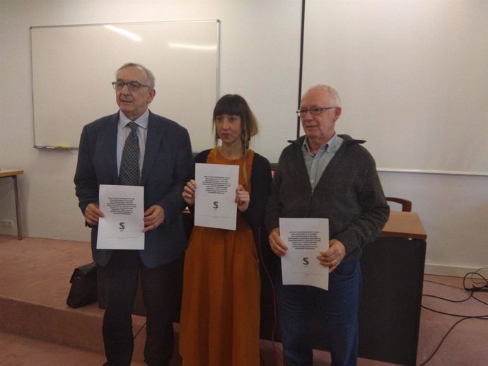 Joseba Azkarraga, Bego Atxa e Iñaki Lasagabaster presentan el informe sobre los presos de ETA que han enviado a los grupos parlamentarios del Congreso de los Diputados.