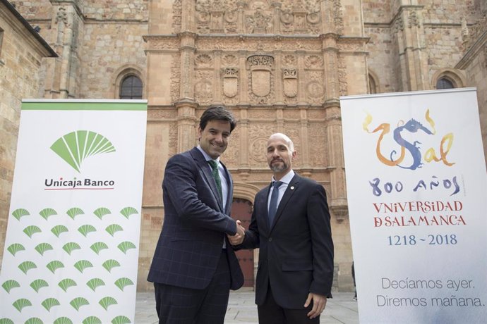 Manuel Rubio (i) y Óscar González Benito (d) ante el edificio histórico de la USAL