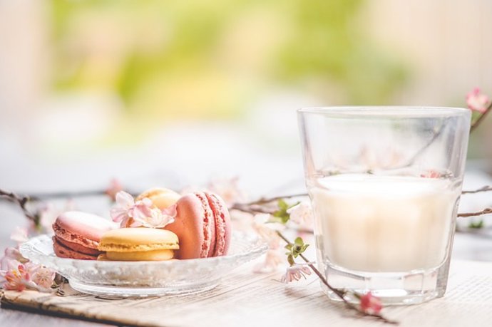 Macarons y vaso de leche.