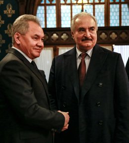 El ministro de Defensa ruso, el general Sergei Shoigú, con el general Jalifa Haftar en un encuentro en Moscú