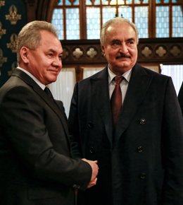 Libia.- El ministro de Defensa ruso se reúne con el general Haftar para hablar s