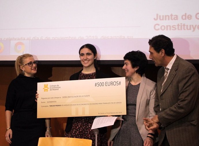 Ana Alcalde Recibe El Premio Del Colegio De Economistas De Madrid Por Su Trabajo Fin De Grado.