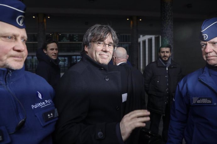 03 February 2020, Belgium, Brussels: Catalan leader in exile Carles Puigdemont (C)arrives for a hearing at Justice Palace regarding the arrest warrant issued against him by the EU. Photo: Thierry Roge/BELGA/dpa