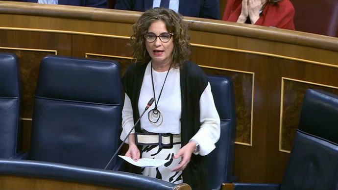 La ministra de Hacienda, María Jesús Montero,  en el pleno del Congreso de este miércoles.