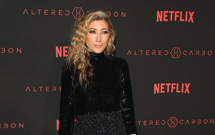 Dichen Lachman en la premiere de Altered Carbon