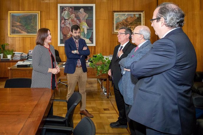 La vicealcaldesa de Zaragoza y consejera municipal de Cultura y Proyección Exterior, Sara Fernández, ha recibido al presidente de la Fundación Excelentia, Javier Martí Corral