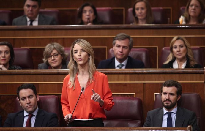 La portavoz del PP en el Congreso Cayetana Álvarez de Toledo, formula su pregunta a la Vicepresidenta Primera del Gobierno y Ministra de la Presidencia, Relaciones con las Cortes y Memoria Democrática, Carmen Calvo, durante una sesión de control al Gobi