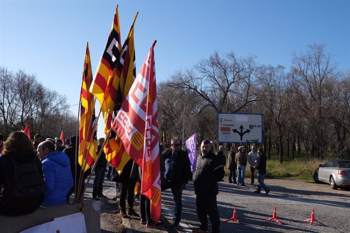 Trabajadores del sector petroquímico en Tarragona durante la huelga, convocada por UGT y CCOO de 24 horas en los polígonos petroquímicos del norte y sur, tras el accidente en Iqoxe, en Tarragona (España), a 19 de febrero de 2020.