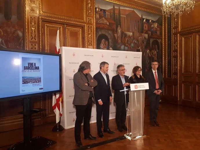 El concejal de turismo de Barcelona, Xavier Marcé; el primer teniente de alcalde, Jaume Collboni; el director de Turisme de Barcelona, Joan Torrella; la concejal de Comercio, Montserrat Ballarín; y el presidente de Turisme de Barcelona, Eduard Torres