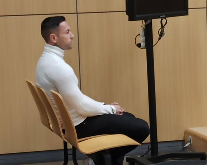 El acusado de matar a su pareja, durante el juicio