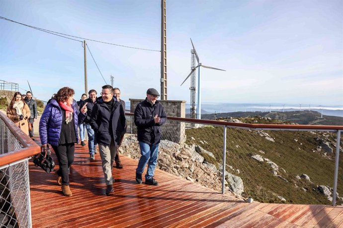 El conselleiro do Medio Rural, José González, visita el mirador de A Muralla en Lousame (A Coruña)