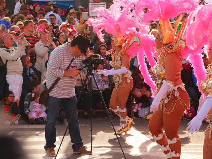 Un canal ruso graba el Carnaval de Santa Cruz de Tenerife
