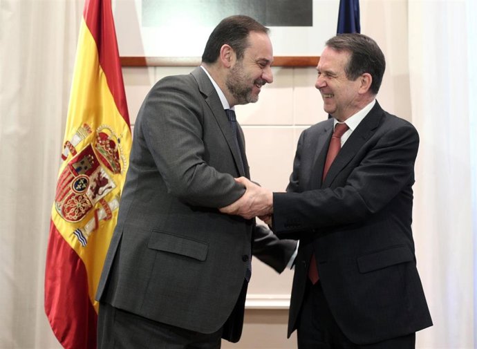 El ministro de Transportes, Movilidad y Agenda Urbana, José Luis Ábalos saluda al presidente de la Federación Española de Municipios y Provincias (FEMP),  Abel Caballero tras su reunión en el Ministerio de Transportes, en Madrid (España), a 19 de febrer