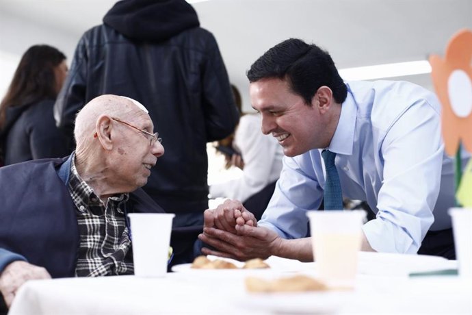 García dialoga con uno de los residentes