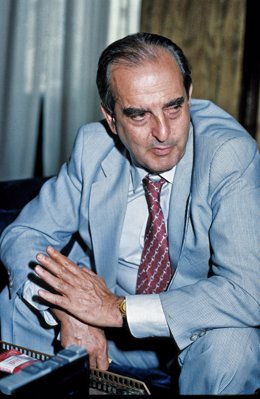 Foto de Archivo: El exministro de Asuntos Exteriores, Fernando Morán en su despacho, en enero de 1998.