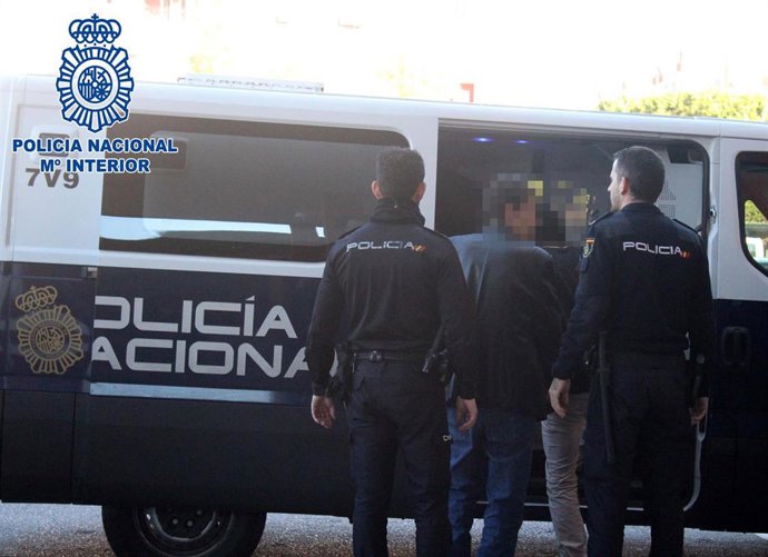 Los presuntos atracadores entran en el furgón policial