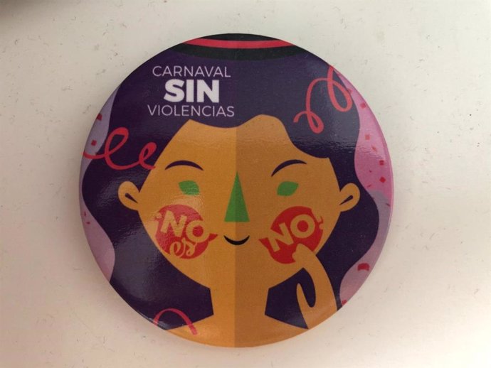 Una chapa repartida en la campaña 'No es No' del Carnaval de Cádiz