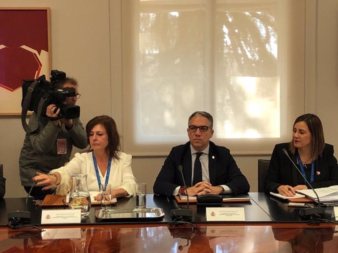 El consejero andaluz de Presidencia, Elías Bendodo (centro), en la reunión de la Conferencia Sectorial para Asuntos de la Seguridad Nacional