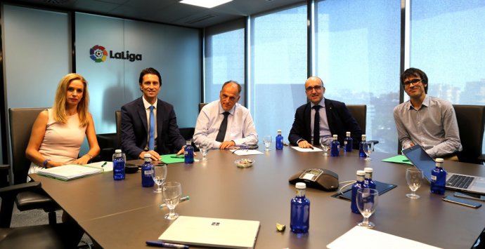 Los sindicatos AFE y Futbolistas ON en la Reunión de la Comisión Negociadora del Convenio Colectivo encabezada por su Presidente, Juanjo Martínez, acompañado de Tamara Ramos, Enrique Lorenzo, Javier Tebas, Luis Gil, María José López y el responsable de 
