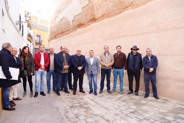 Visita a la actuación de emergencia en un tramo de la muralla de Andújar