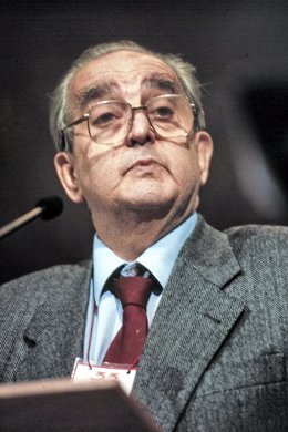 Foto de Archivo: El exministro de Asuntos Exteriores, Fernando Morán en el XXXIII del PSOE en junio de 1999.