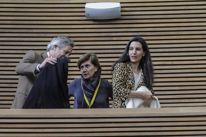 La portaveu de VOX en l'Assemblea de Madrid, Rocío Monestir (dech), en finalitzar la concentració de tres minuts de silenci a les portes dels Corts Valencianes, per a condemnar l'últim assassinat masclista en Moraira (Valncia)
