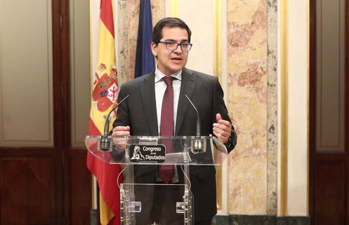 El diputat de Ciutadans al Congrés, José María Espejo-Saavedra, en roda de premsa després de finalitzar la sessió de constitució de les Corts per a la XIV Legislatura al Congrés dels Diputats, Madrid (Espanya), 3 de desembre del 2019.