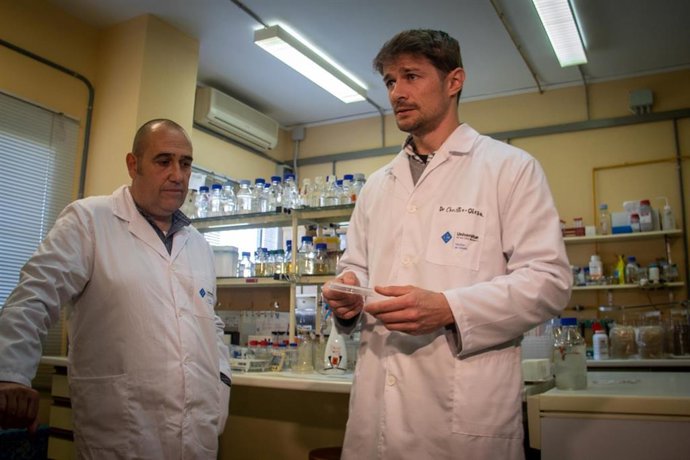 Los científicos Rafel Bosch i Joseph Christie-Oleza.