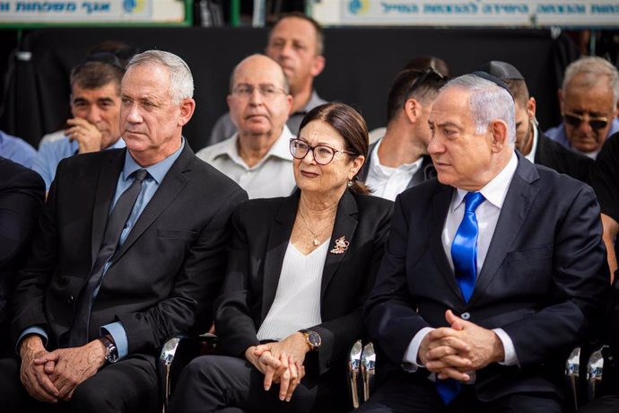 El primer ministro de Israel, Benjamin Netanyahu (d), junto al líder del opositor Azul y Blanco, Benjamin Gantz
