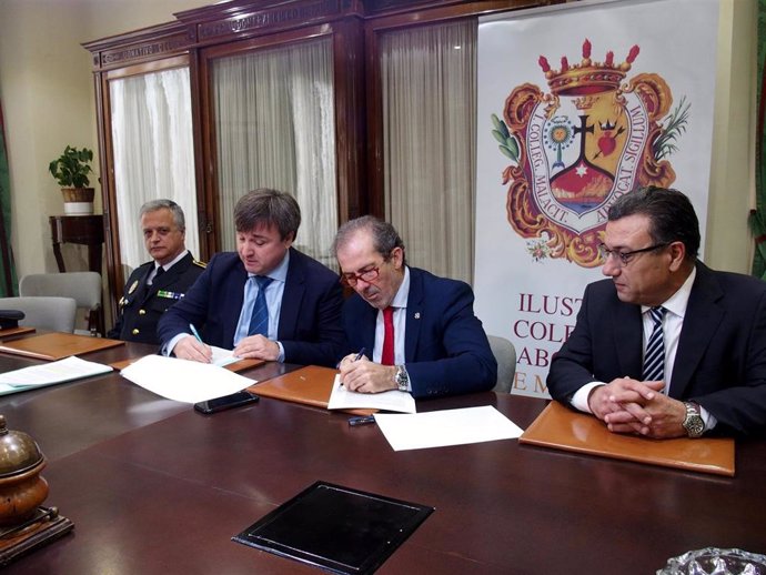 El concejal de Seguridad de Málaga, Avelino Barrionuevo, y el decano del Colegio de Abogados, Francisco Javier Lara.