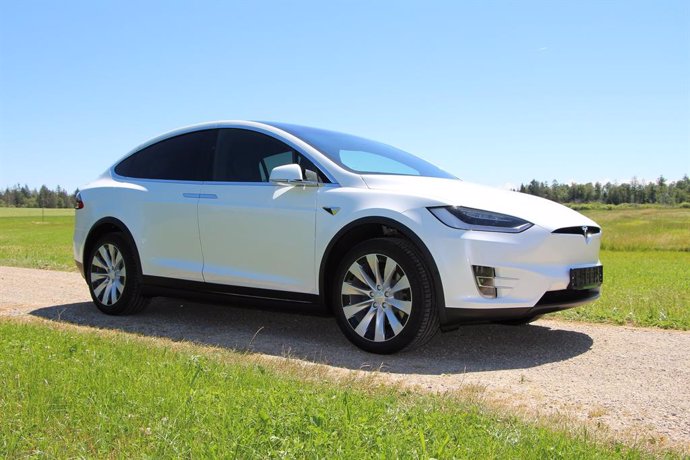 Logran engañar al sistema de conducción autónoma de un Tesla para que acelere us