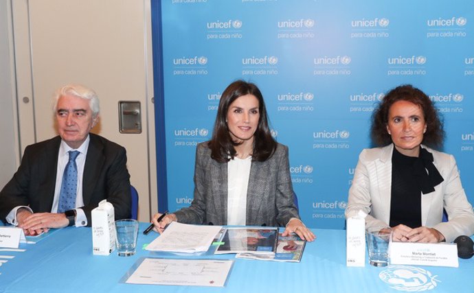 Su Majestad la Reina Letizia junto al presidente de UNICEF Comité Español, Gustavo Suárez y la directora de Marketing y Captación de Fondos, Marta Montiel