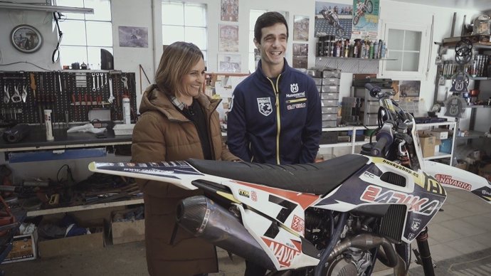 La periodista Paula Fernández y Ander Valentín, campeón de España de motocross en 2019, en el programa Tiramillas de Navarra Televisión dedicado a Ayegui.