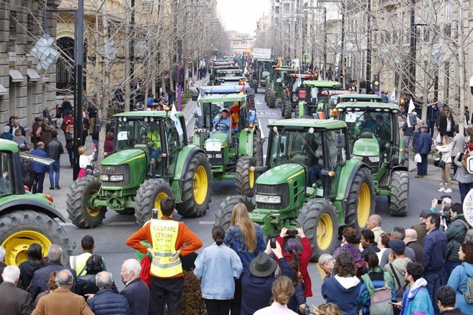 Imagen de los tractores circulando por la Gran Vía de Colon de Granada