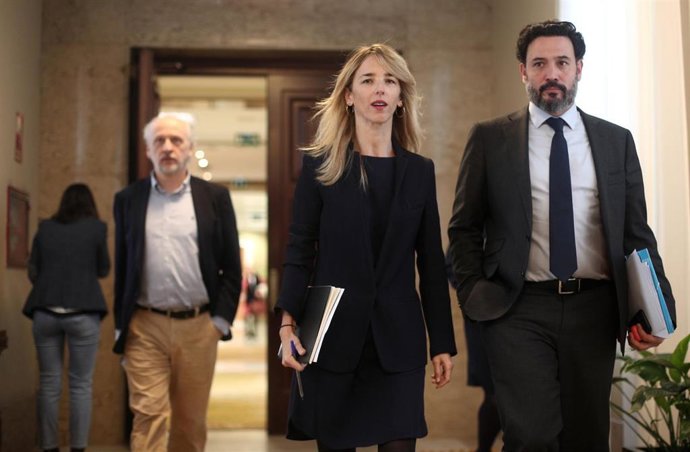 La portavoz del Partido Popular en el Congreso, Cayetana Álvarez de Toledo (centro) y el secretario general del Grupo Popular en el Congreso, Guillermo Mariscal (dech), tras la junta de Portavoces del Congreso de los Diputados, en Madrid (España), a 11 