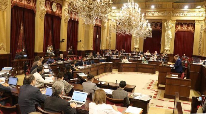 El salón de plenos durante el segundo día de debates de Presupuestos de Baleares para 2020