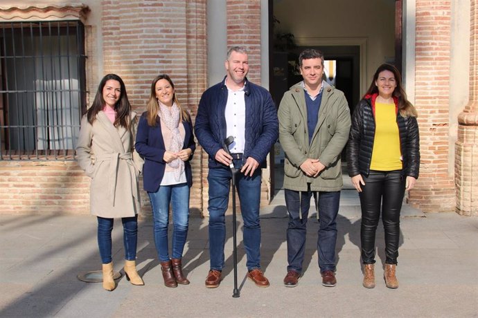 El alcalde de La Carlota (centro), entre la alcaldesa de La Carolina y el de Cañada Rosal, ante el Ayuntamiento carloteño.