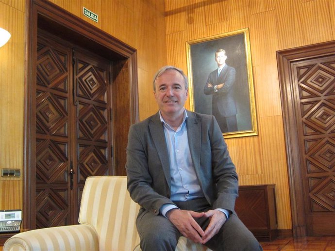 El alcalde de Zaragoza, Jorge Azcón, en su despacho