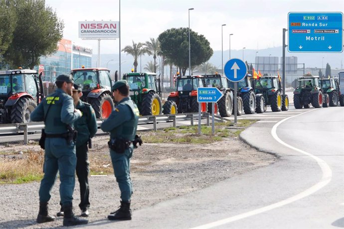 Economía.- Manifestantes de Granada se desvían del itinerario de la tractorada y
